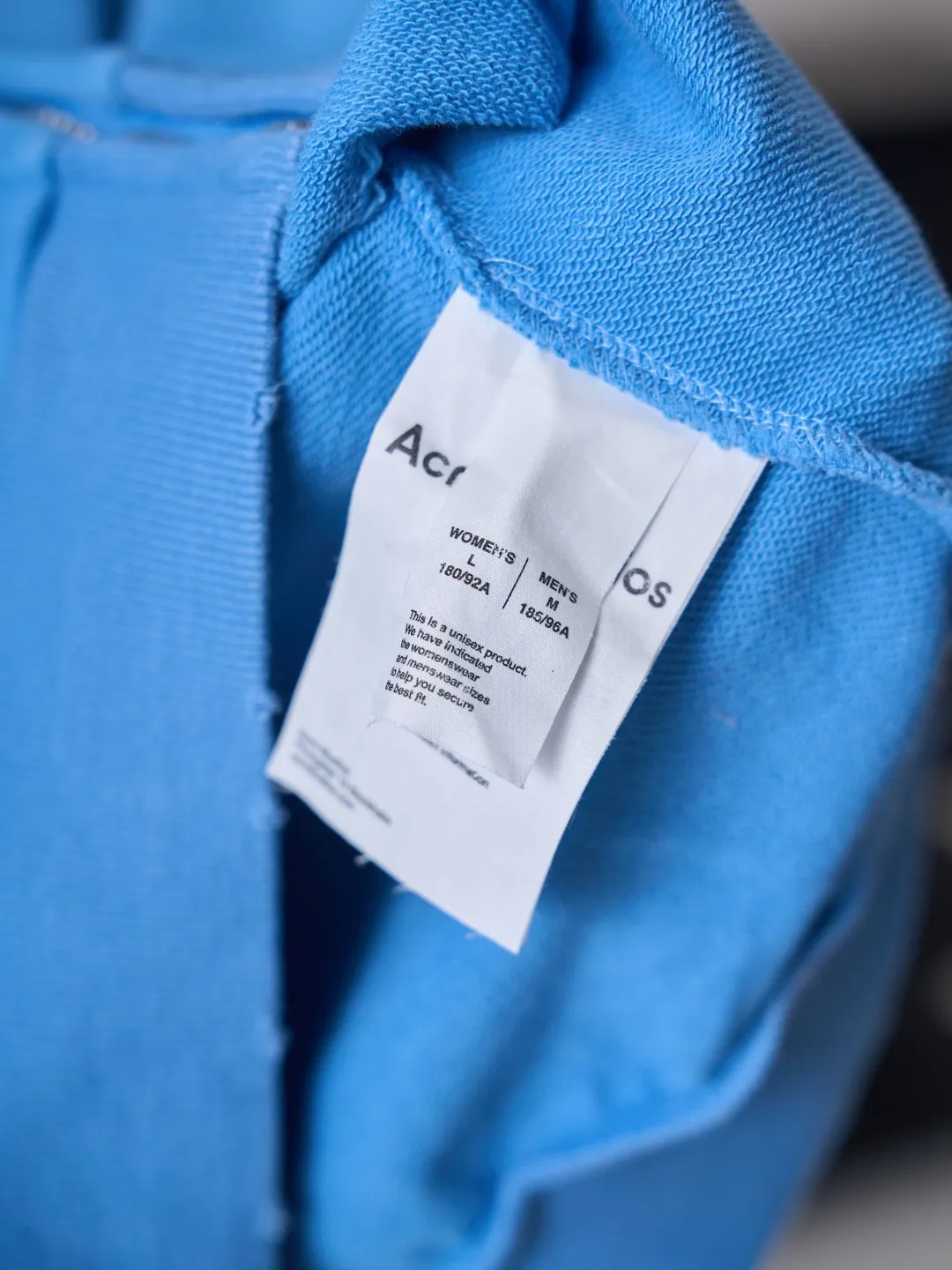 [Real auction] Acne Studios spray-painted distressed logo baseball collar zipper jacket [In Stock] S M L Acne Studios logo printing on the chest uses Retro sports aesthetics to engrave the brand's heritage. It is unobtrusive but highly recognizable. It subtly blends the Nordic minimalist style with the Retro sports style. It is low-key and elegant. It has its own aura. Adopt glue printing process. The chest printing has been revised three times with the film screen. Use glue liquid paint to print the pattern on the fabric. Bake the fabric to fix the printed pattern. Gradient distressing spray process. Spray dyes of different colors on the surface of the fabric. Realize that the clothes will show rich color changes under different lights to increase the visual layering. Many places on the body of the clothes are completely manually positioned and worn. Manual brushing marks add texture and depth to the surface of the clothes to imitate the texture of natural wear and tear. The fabrics have been fermented and washed, giving a better hand feel and texture. Not easy to deform, not easy to shrink, not easy to fade, and maintain long-term beauty and loose fit.
